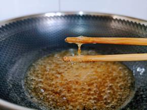 当冰糖出现密集的小泡时，用筷子蘸一下，拉开后拉丝，且很快凝固变硬即可。