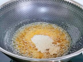 这时加入白芝麻，关火。