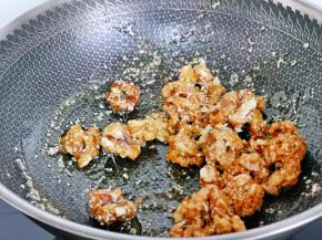 再加入核桃，快速翻炒，速度一定要快，使每颗核桃仁均匀裹上糖稀。