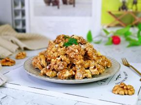 之后戴上食品手套，迅速将它们掰开，这样吃起来方便。