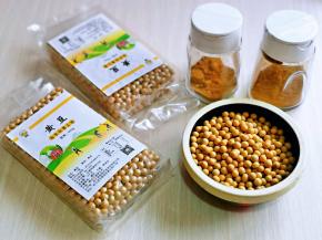 准备食材，我选用的是黑土地有机黄豆，既然自己做美食，当然选用上等食材啦！