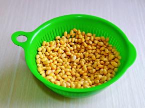 泡好的黄豆倒入淋水篮中，淋干水分，这一步很重要，一定要将水分淋干。