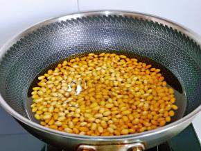 锅中加入食用油，再下入黄豆，冷锅冷油直接下黄豆。(油没过黄豆为佳)