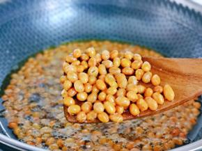 小火慢炸，时不时翻动几下，这道椒盐黄豆不需要任何技术，但是需要足够的耐心，全程小火慢炸。