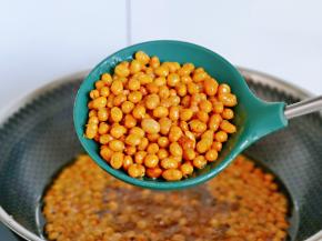 一定要将黄豆炸透，这样才酥脆，可以复炸一次，炸好的黄豆捞出，待油温再次升高时倒入黄豆30秒捞出。