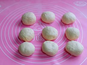 发酵好的面团揉圆排气，分割成9等份。