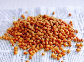 捞出放在油纸上，撒上孜然粉，椒盐粉，用小勺翻拌均匀即可，喜欢吃辣的还可以撒上一些辣椒粉。