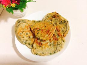 做好的葱花饼，咸香十足，特别的好吃！喜欢的赶紧做起来吧！