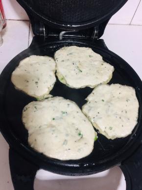 电饼铛预热，放入适量的油，勺子抹油，挖一勺面糊放入电饼铛中摊开！