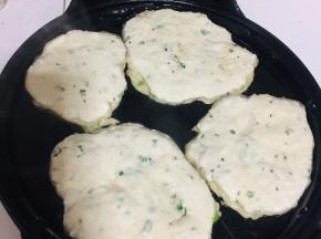 电饼铛预热，放入适量的油，勺子抹油，挖一勺面糊放入电饼铛中摊开！