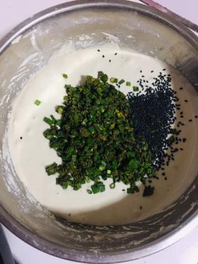 发酵好的面糊加入搅拌好的葱花和黑芝麻！