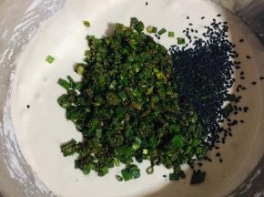 发酵好的面糊加入搅拌好的葱花和黑芝麻！
