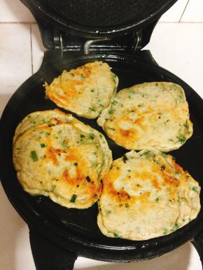 煎至两面金黄即可！大约需要5分钟左右！