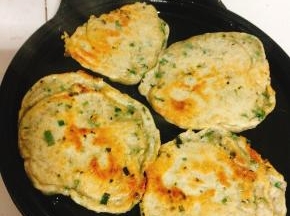 煎至两面金黄即可！大约需要5分钟左右！