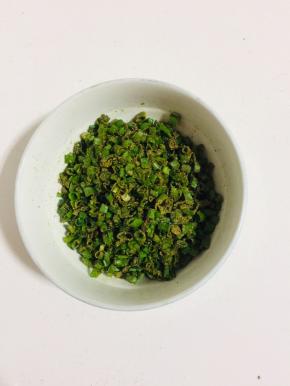 葱花加入一勺盐和适量的十三香搅拌均匀备用！