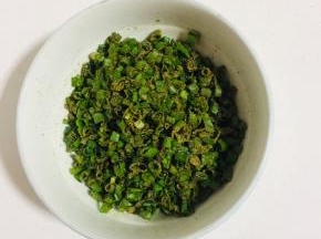 葱花加入一勺盐和适量的十三香搅拌均匀备用！