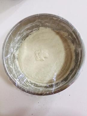 盖上保鲜膜，放在温暖的地方发酵至两倍大！