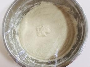 盖上保鲜膜，放在温暖的地方发酵至两倍大！