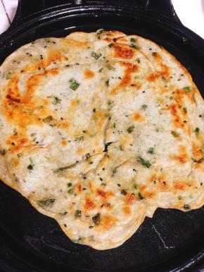 觉得麻烦的也可以不用勺子，直接把面糊倒进电饼铛铺满！煎至两面金黄色即可！