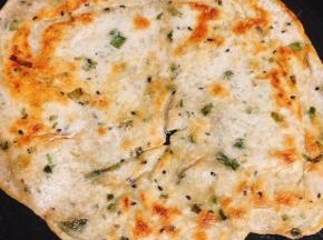 觉得麻烦的也可以不用勺子，直接把面糊倒进电饼铛铺满！煎至两面金黄色即可！