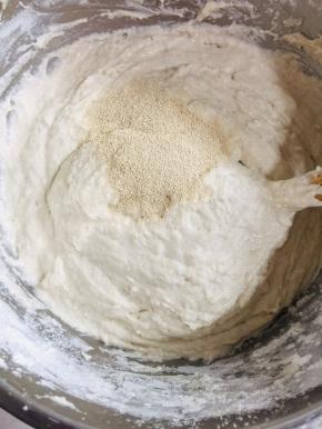 加入5克酵母搅拌均匀！