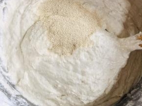 加入5克酵母搅拌均匀！