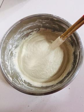 面粉加入适量的温水搅拌成浓稠的糊状！