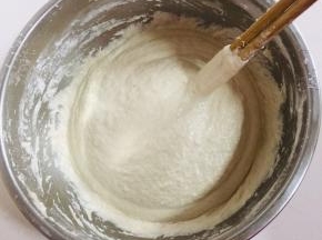 面粉加入适量的温水搅拌成浓稠的糊状！
