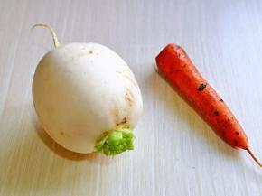 白萝卜，胡萝卜去皮插丝，放入器具中，加入盐腌制15分钟。