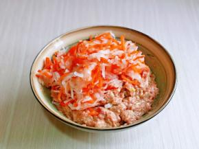 腌制好的萝卜丝将水分挤干，加入肉馅中，搅拌均匀就可以。