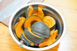 南瓜切块蒸熟，我用的贝贝南瓜，南瓜味道更浓郁
