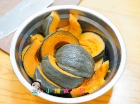 南瓜切块蒸熟，我用的贝贝南瓜，南瓜味道更浓郁