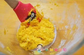 放入容器内用刮刀搅拌至无干粉.