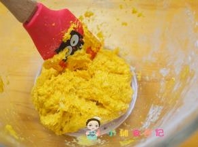 放入容器内用刮刀搅拌至无干粉.