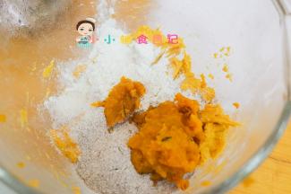 加入高筋面粉、黑麦粉、南瓜泥、酵母