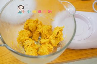 将冷藏发酵的中种一个个切成小块