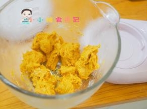 将冷藏发酵的中种一个个切成小块