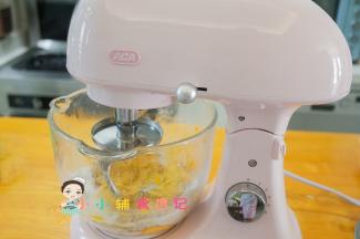 启动机器低速搅拌成团，再开中高速搅拌