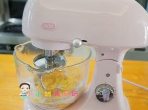 启动机器低速搅拌成团，再开中高速搅拌