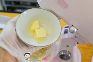 放入软化的黄油