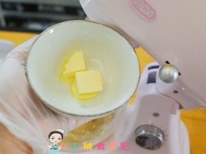 放入软化的黄油