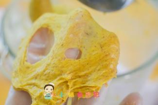 揉到面团很有弹性，缸壁光滑，拿出来拉一下可以拉出一点薄膜，边缘光滑就是可以了