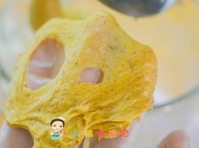 揉到面团很有弹性，缸壁光滑，拿出来拉一下可以拉出一点薄膜，边缘光滑就是可以了