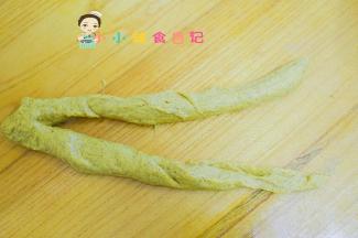 将卷好的长条从中间切开