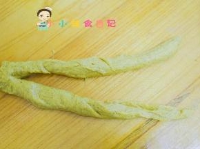 将卷好的长条从中间切开