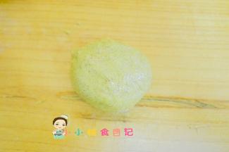 将面团揉圆后擀开成长条状，然后卷起来