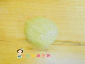 将面团揉圆后擀开成长条状，然后卷起来