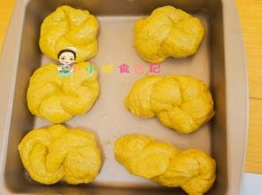 将面团摆放好