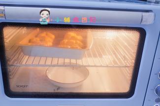 烤箱调到发酵档位，或者放一盆水盖上烤箱盖子发酵至两倍大