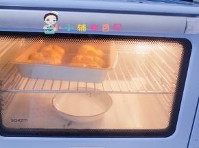 烤箱调到发酵档位，或者放一盆水盖上烤箱盖子发酵至两倍大
